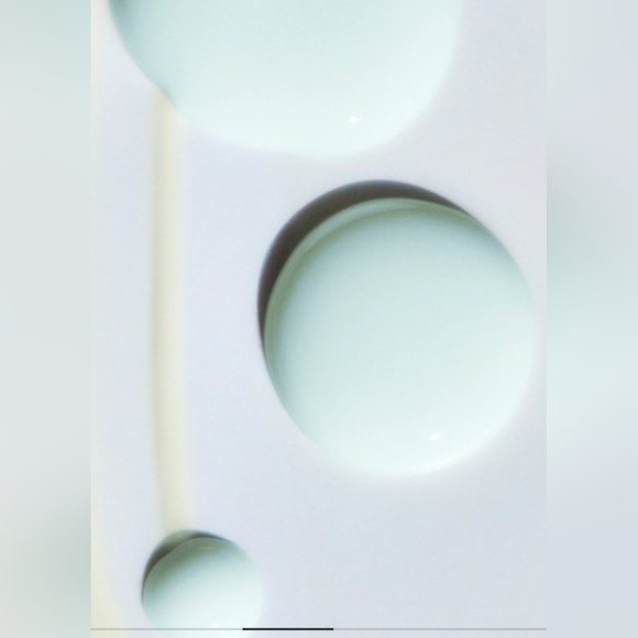 La Mer Revitalizing Hydrating Serum! - Picture 6 of 7